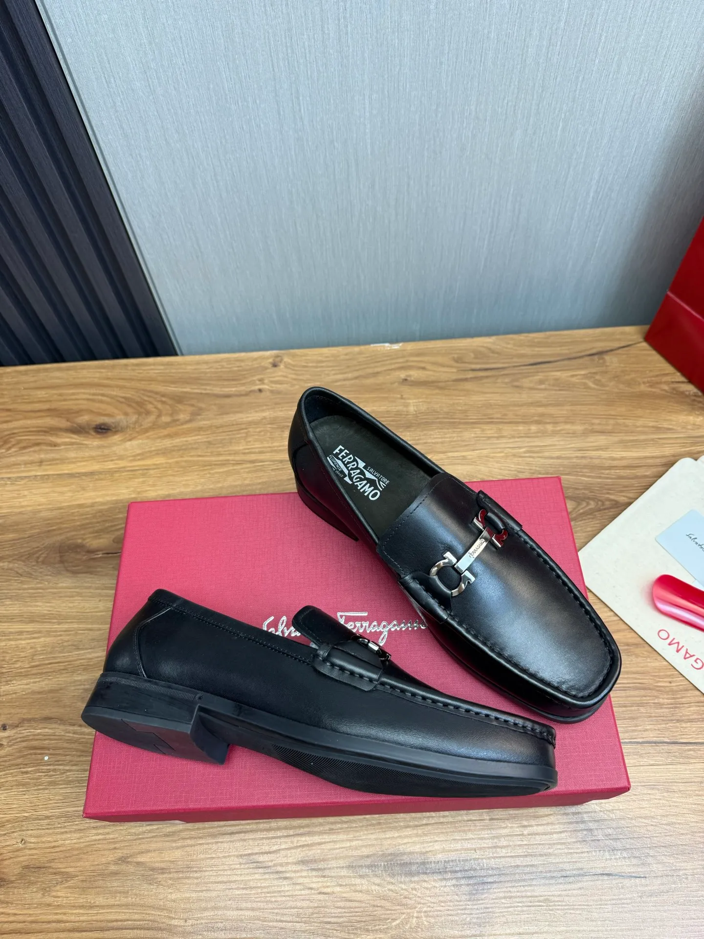 Men's shoes 💰760💰 Ferragamo. [Ferragamo] Men's Loaf leather shoes, the latest hot style, 1:1 original purchase quality, top quality, imported open-edge beaded cowhide leather on the upper, hand-made three-dimensional stitching highlights the round toe design, the inner feet are made of imported cowhide, with original wear-resistant rubber outsole, matching code 39-44, (38, 45 custom-made, non-refundable)